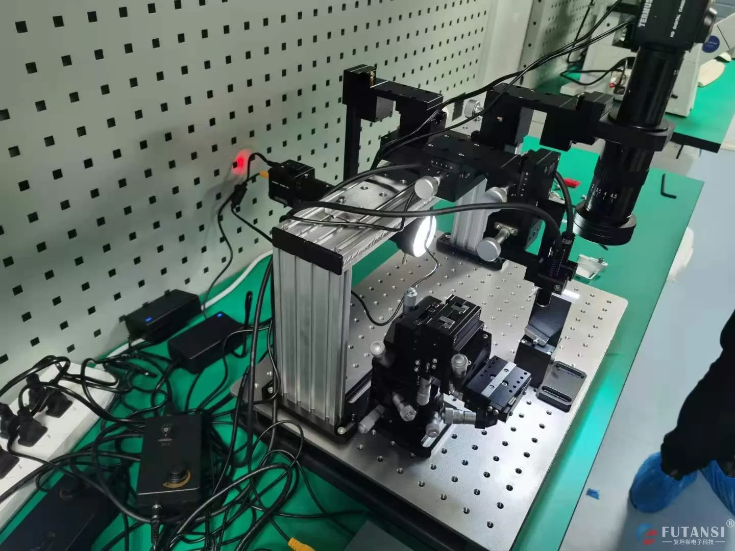 复坦希电动六维调整架：精准与高效的光学调节利器(图2)