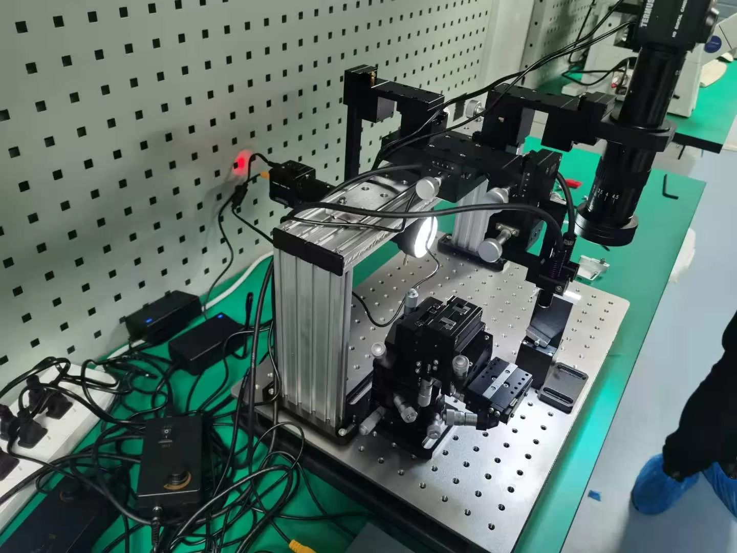 六维VS五维调整架：精密光学实验设备选型深度对比(图1)