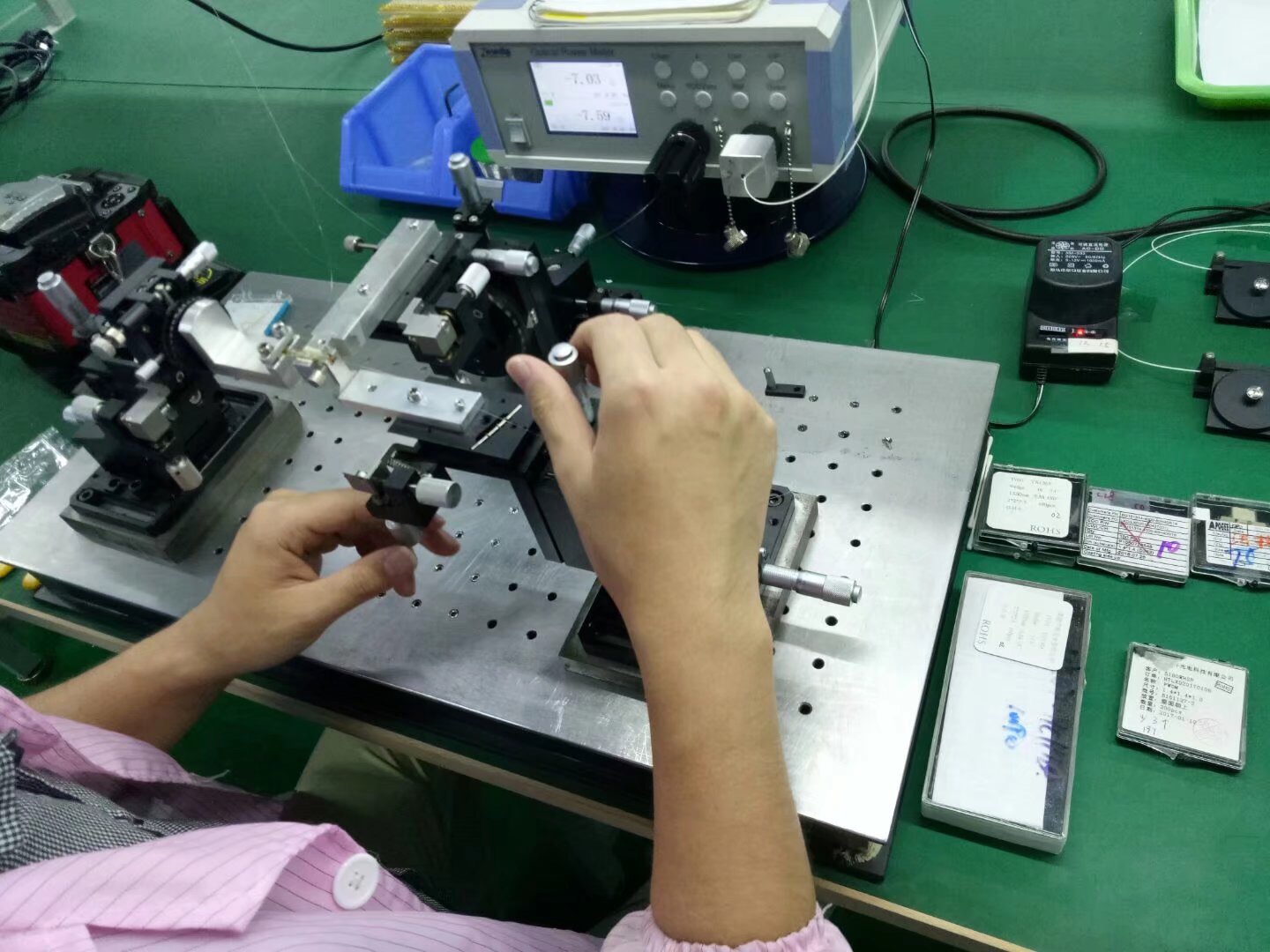 六维调整架选型指南：如何匹配光学实验的微米级精度需求？(图1)